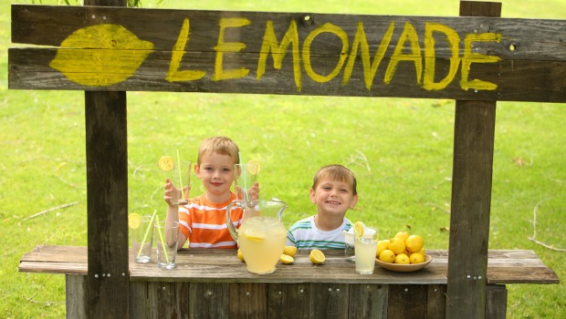 Kids doing a lemonade stand